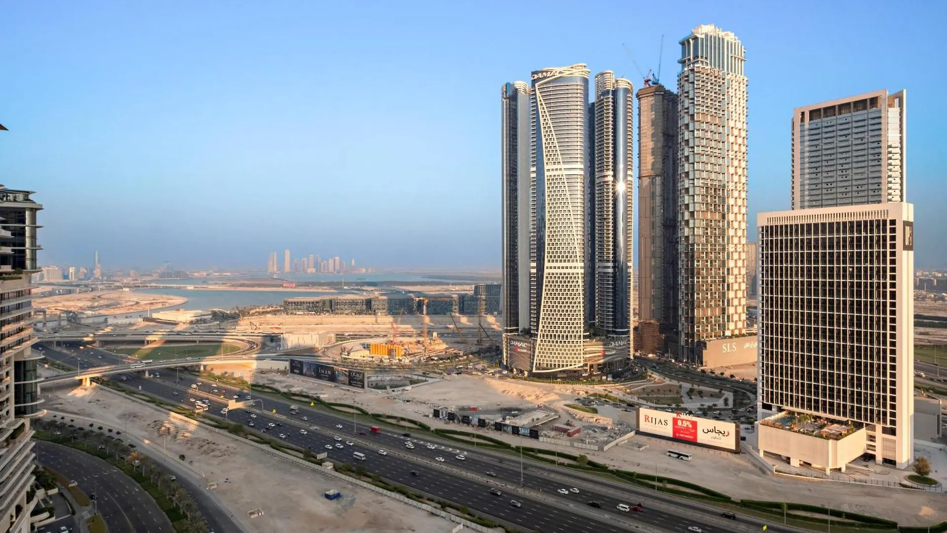 Chic Studio With Balcony & Skyline View L Pool & Gym Dubai Apartment