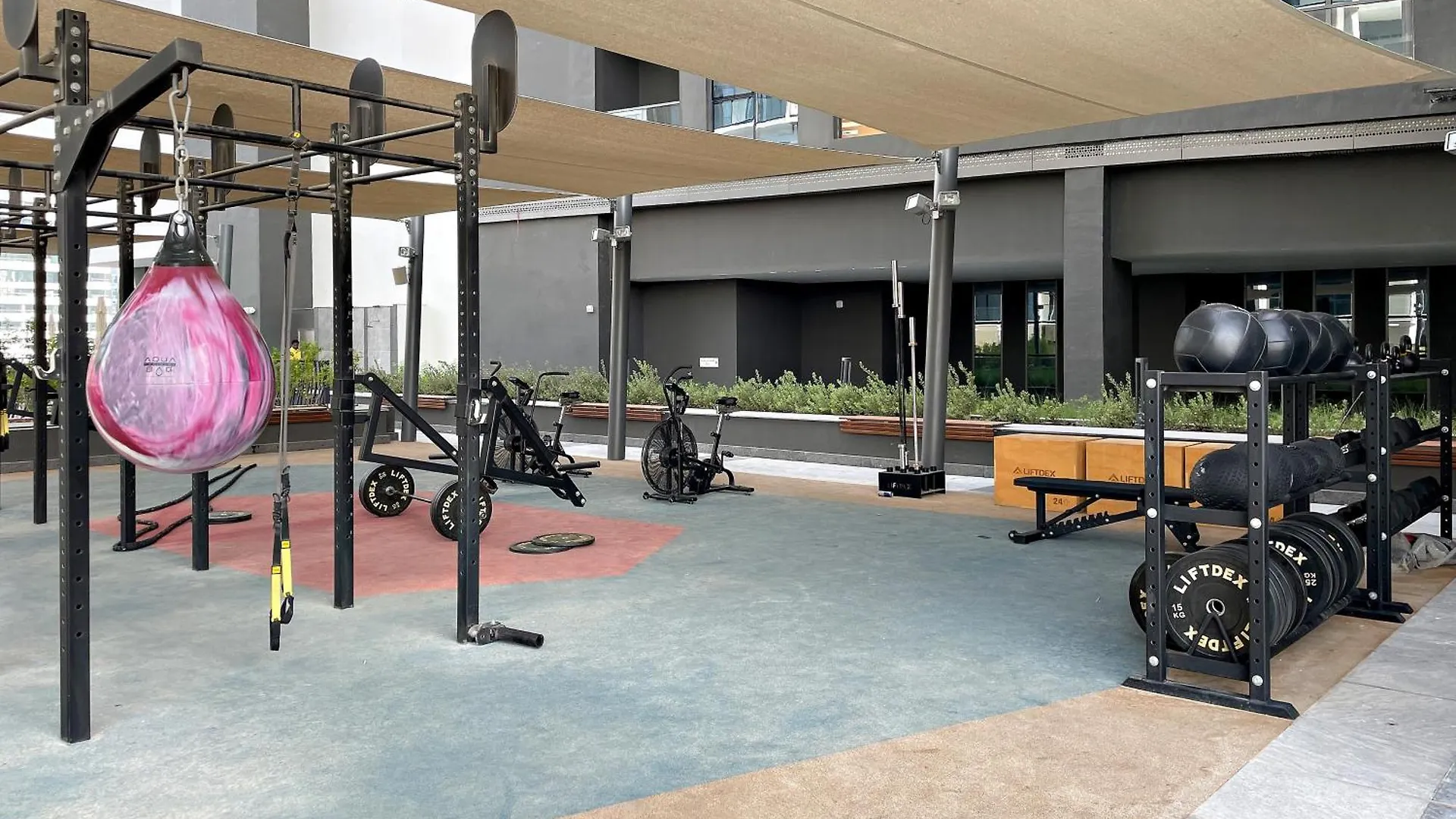 Chic Studio With Balcony & Skyline View L Pool & Gym ドバイ アラブ首長国連邦