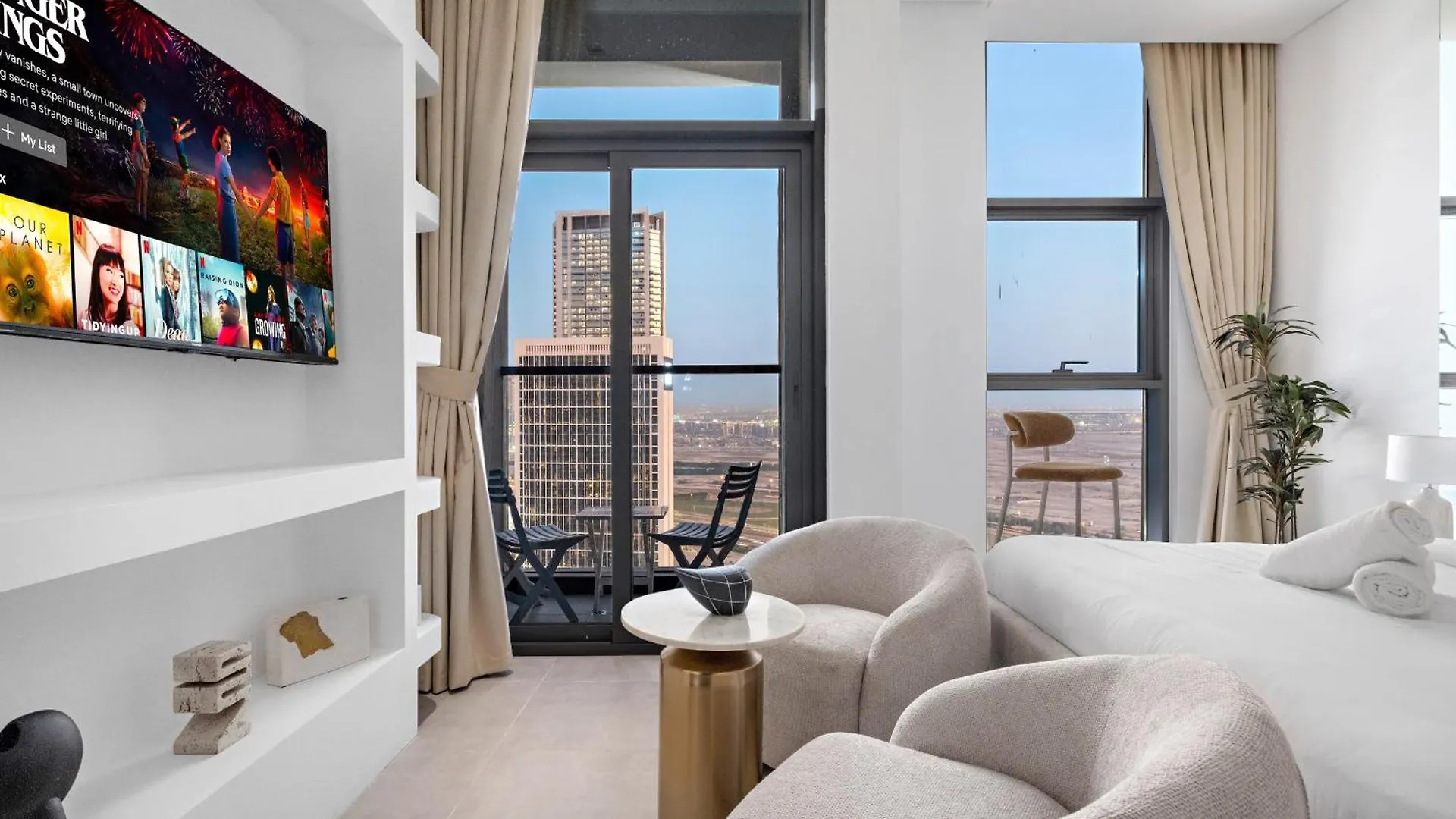 Chic Studio With Balcony & Skyline View L Pool & Gym ドバイ アパート
