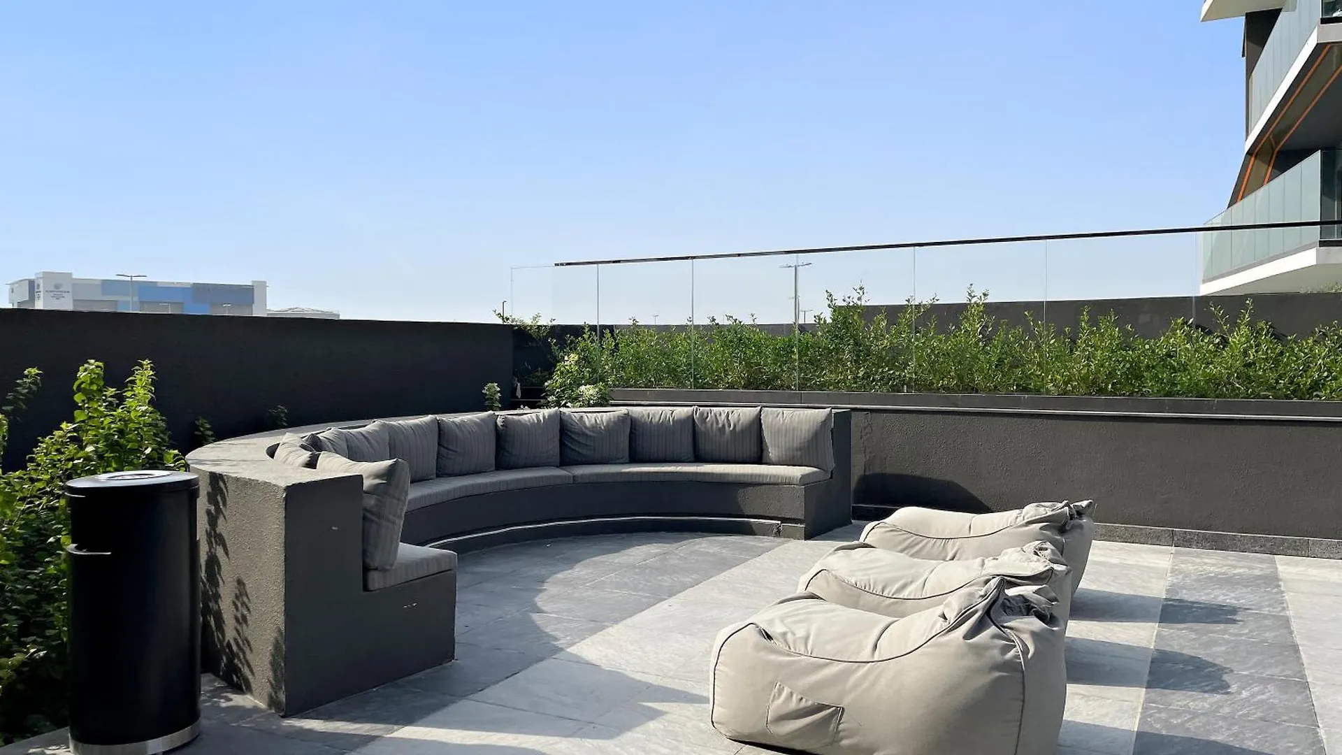 アパート Chic Studio With Balcony & Skyline View L Pool & Gym ドバイ