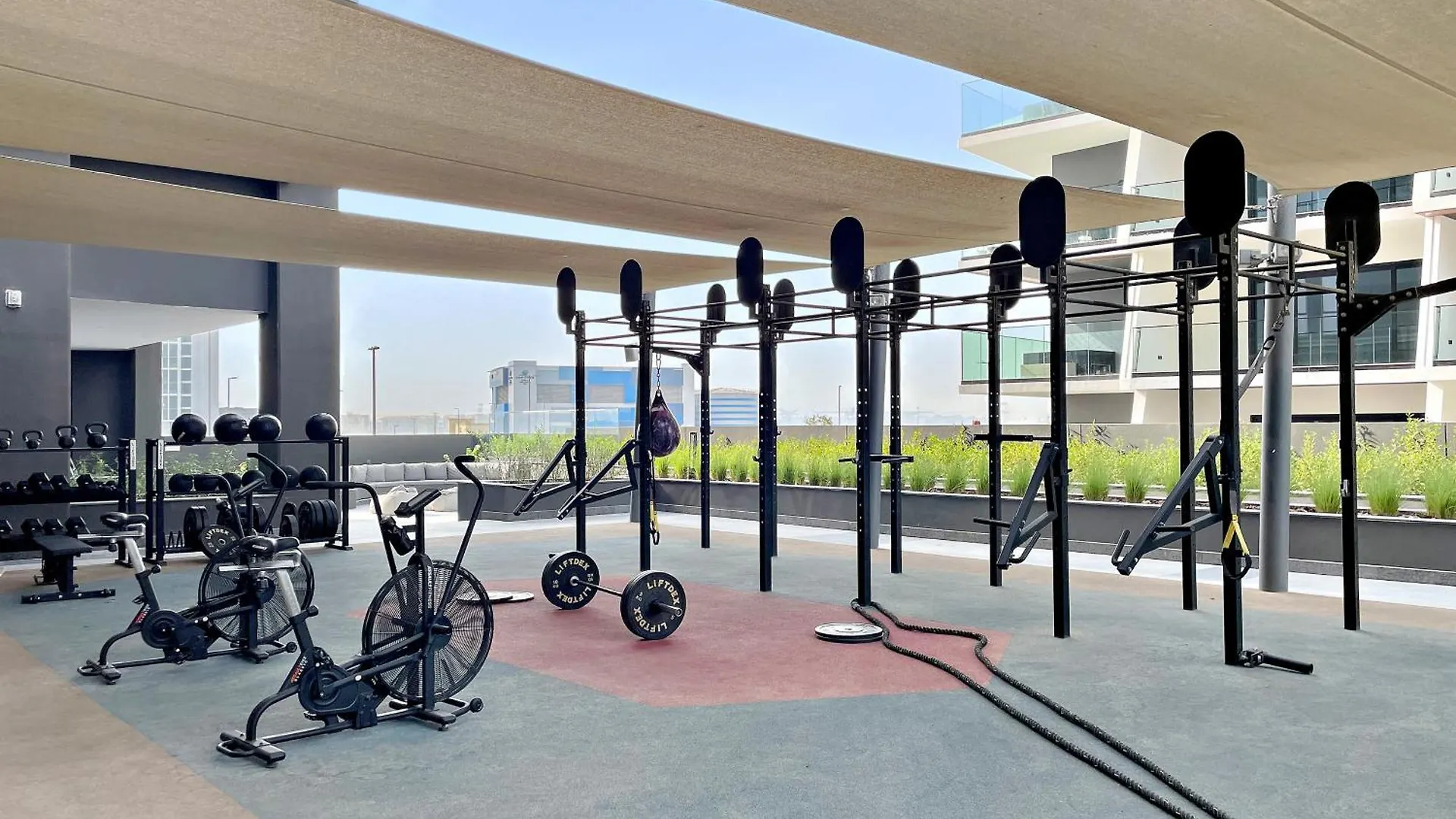 Chic Studio With Balcony & Skyline View L Pool & Gym ドバイ アパート