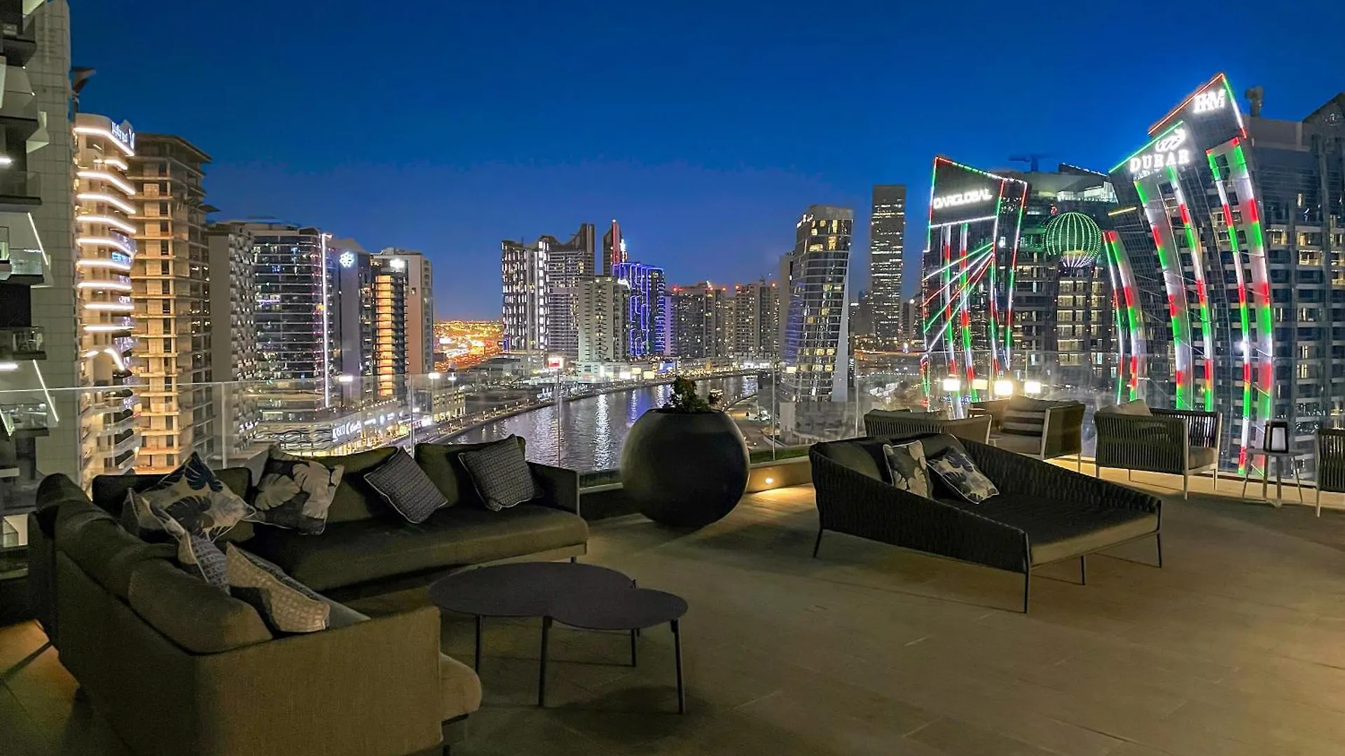 アパート Chic Studio With Balcony & Skyline View L Pool & Gym ドバイ アラブ首長国連邦