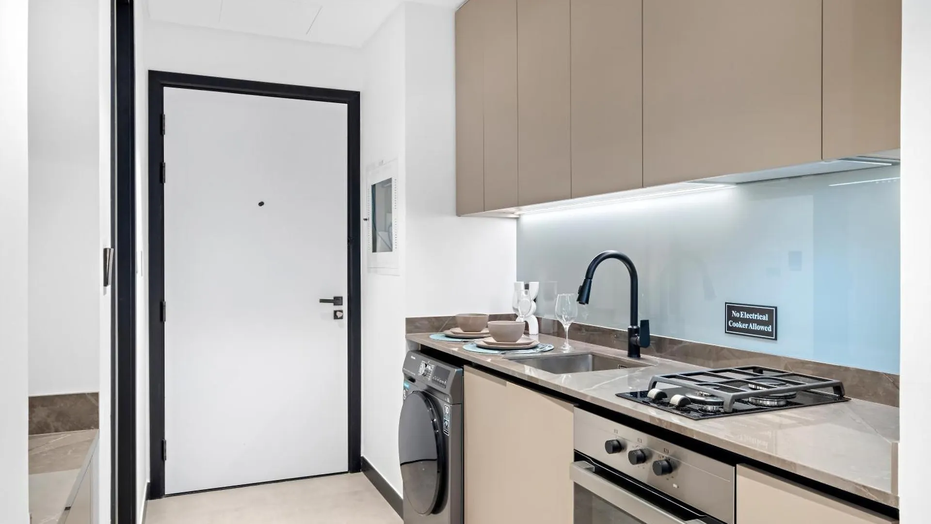 Chic Studio With Balcony & Skyline View L Pool & Gym Dubai 0*,